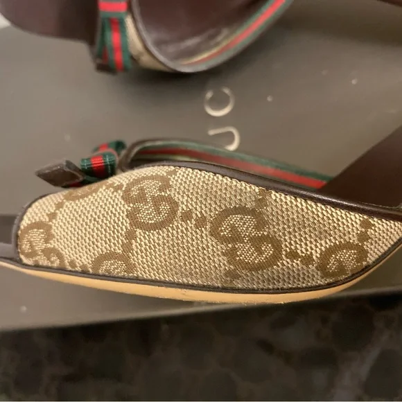 Gucci Women's Brown Heels with Red and Green Bow - Picture 9 of 10